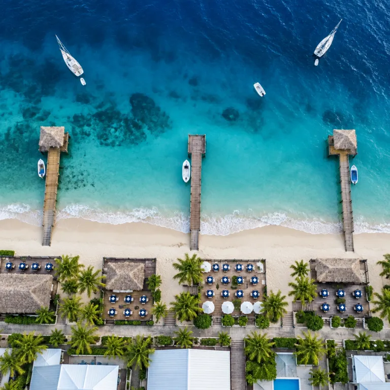 An elegant guide to West Bay Honduras restaurants for luxury hotel guests