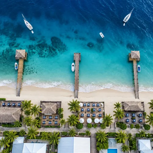 An elegant guide to West Bay Honduras restaurants for luxury hotel guests